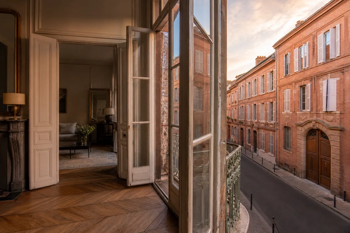 Appartement ancien avec parquet et fenêtres à la française